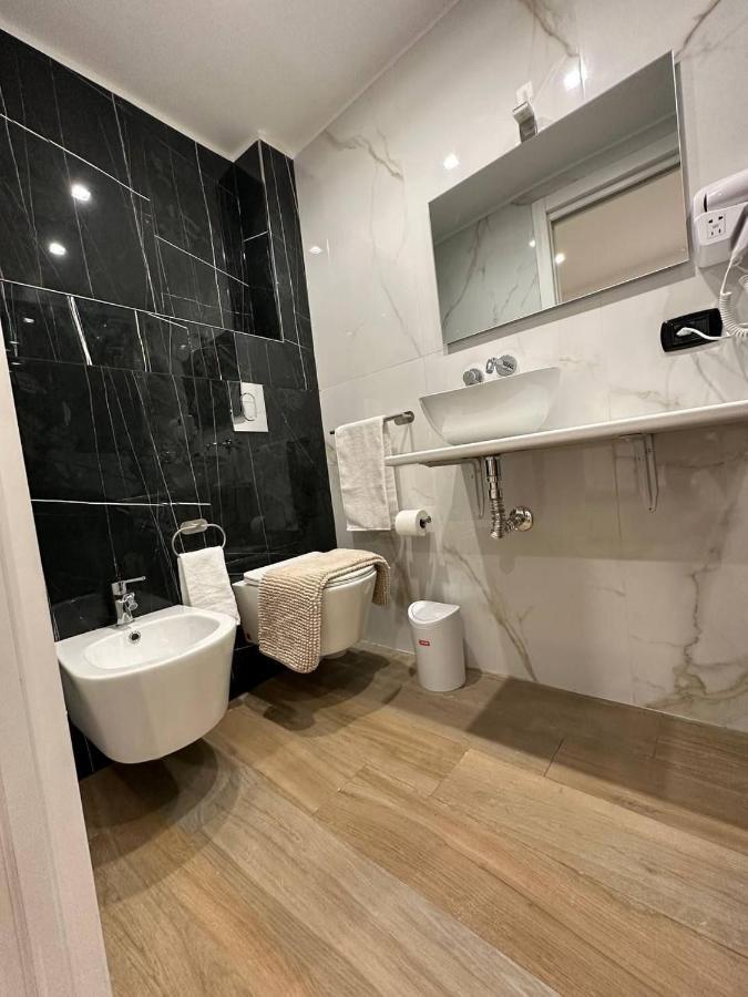 Black & White Luxury Rooms Bari Esterno foto