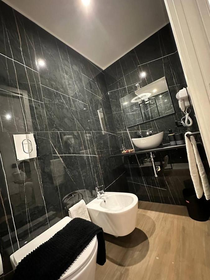Black & White Luxury Rooms Bari Esterno foto