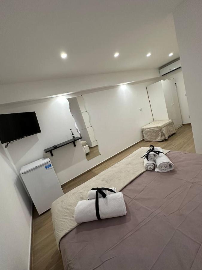 Black & White Luxury Rooms Bari Esterno foto