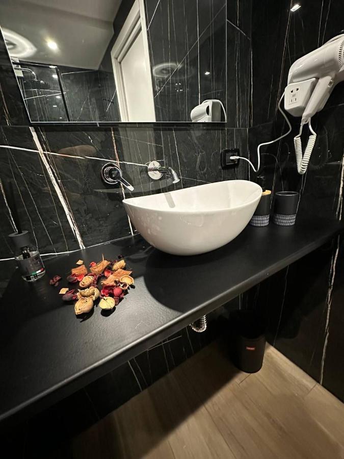 Black & White Luxury Rooms Bari Esterno foto