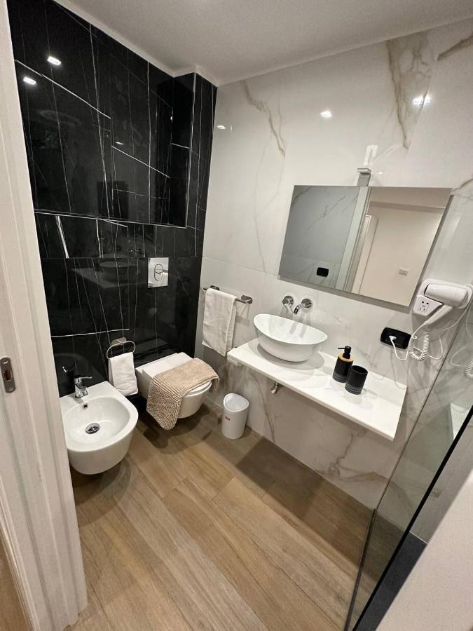 Black & White Luxury Rooms Bari Esterno foto
