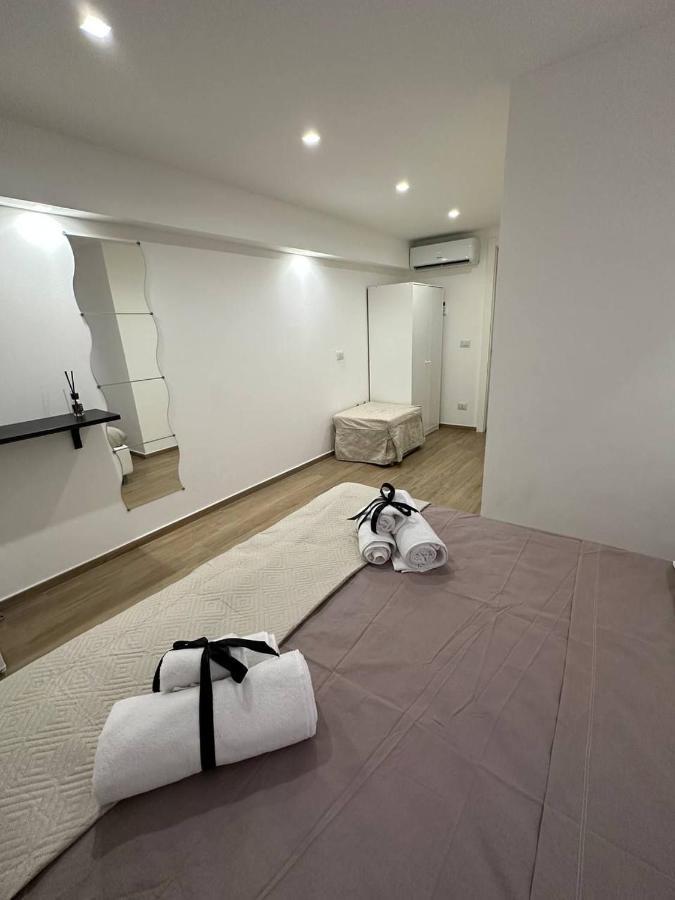 Black & White Luxury Rooms Bari Esterno foto