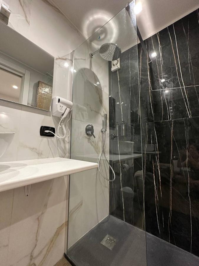 Black & White Luxury Rooms Bari Esterno foto