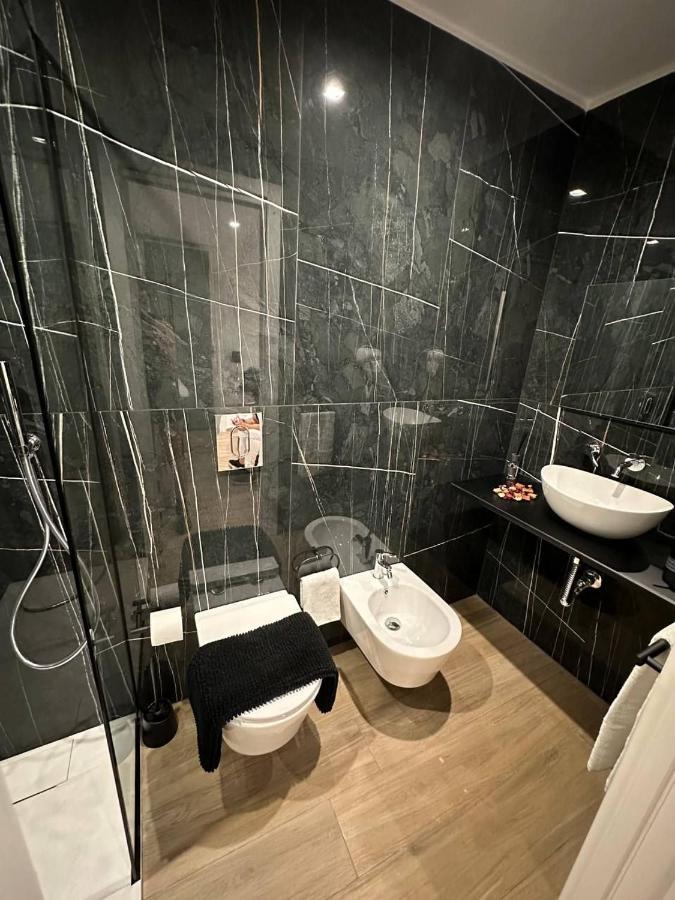Black & White Luxury Rooms Bari Esterno foto