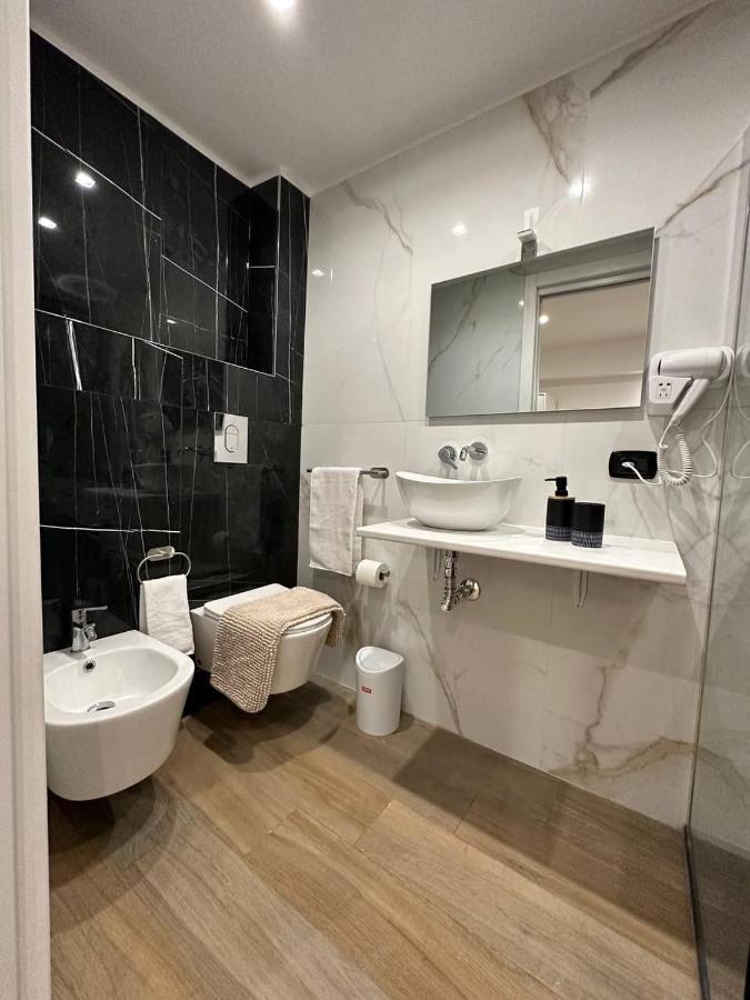Black & White Luxury Rooms Bari Esterno foto