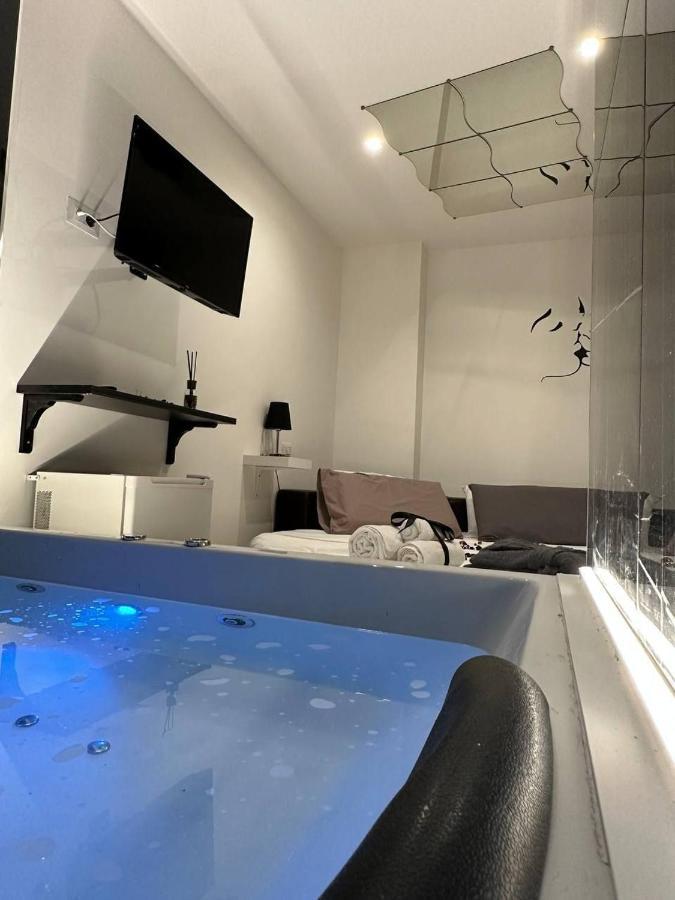 Black & White Luxury Rooms Bari Esterno foto
