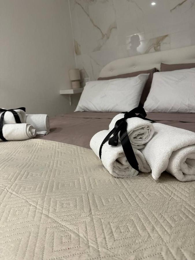 Black & White Luxury Rooms Bari Esterno foto
