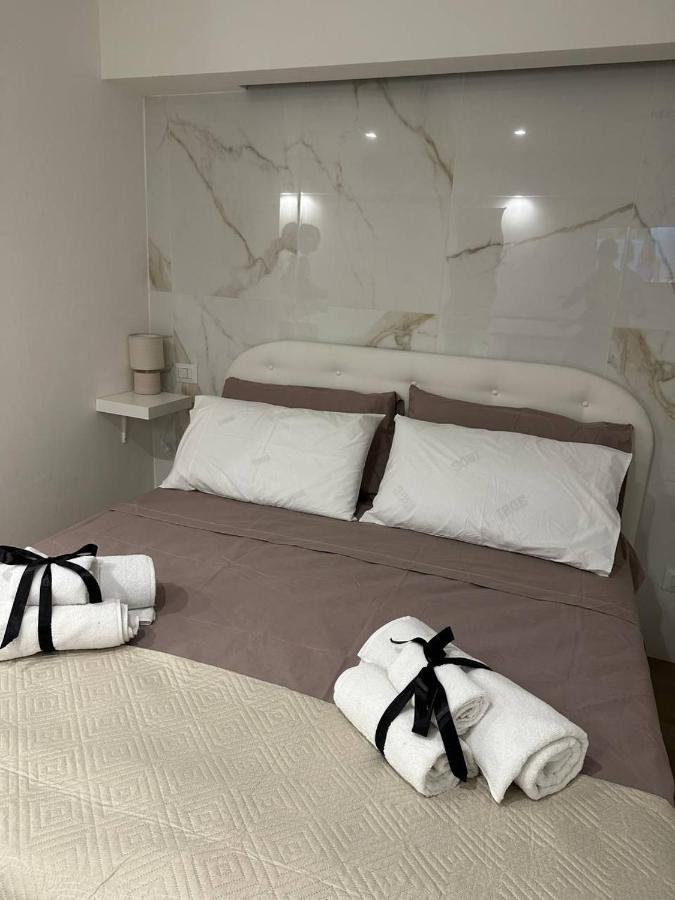 Black & White Luxury Rooms Bari Esterno foto