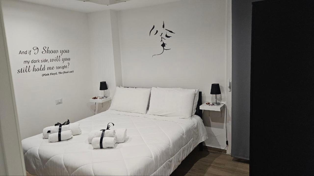 Black & White Luxury Rooms Bari Esterno foto