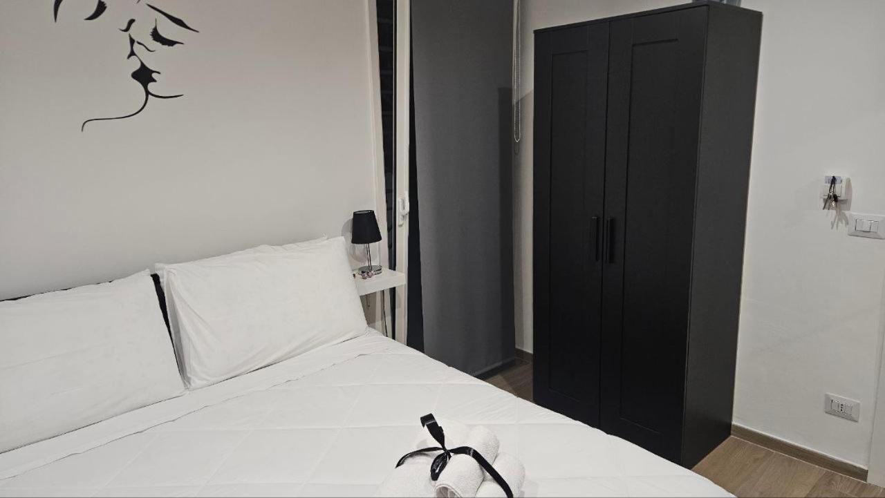 Black & White Luxury Rooms Bari Esterno foto