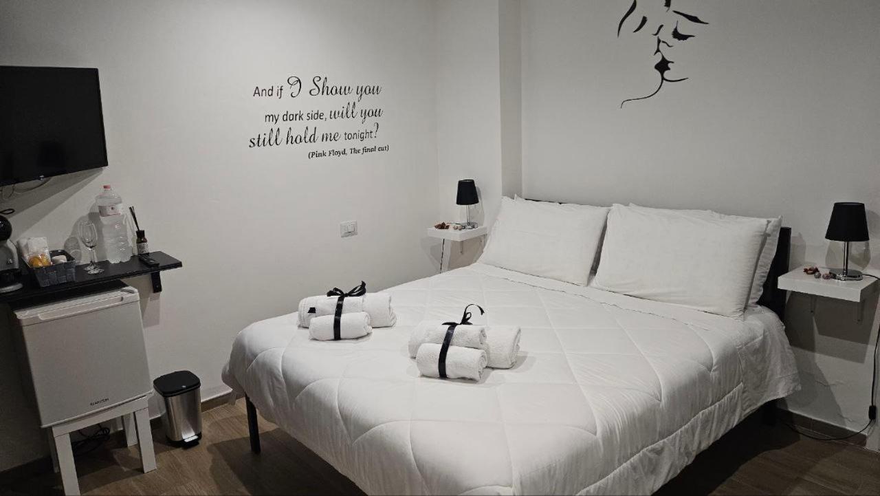 Black & White Luxury Rooms Bari Esterno foto