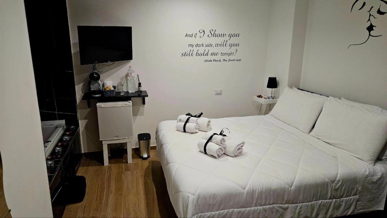 Black & White Luxury Rooms Bari Esterno foto