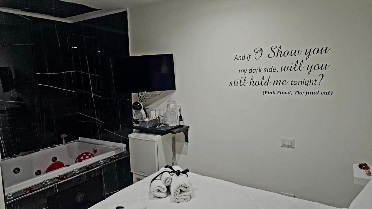 Black & White Luxury Rooms Bari Esterno foto