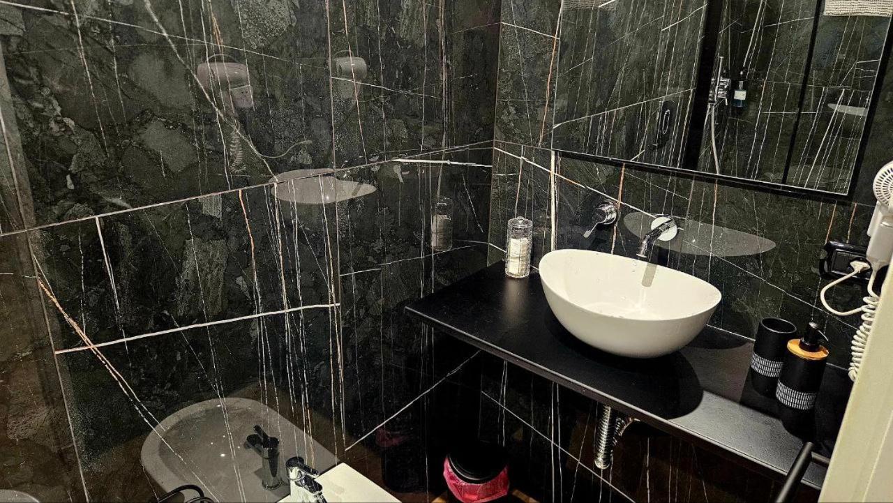 Black & White Luxury Rooms Bari Esterno foto
